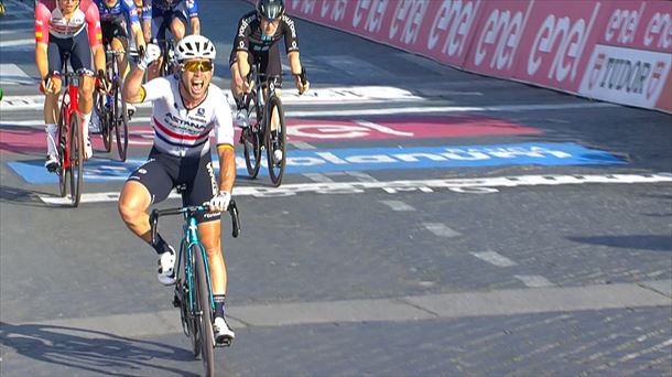 Cavendish wins the sprint in Rome, the day the Giro honors its winner, Primoz Roglic