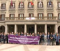 El ayuntamiento de Vitoria-Gasteiz se concentra en repulsa por el asesinato machista