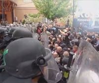 50 manifestari eta 30 soldadu zauritu dira Kosovon, serbiarren eta NATOren indarraren arteko liskarretan