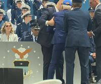 Joe Biden sufre una caída en público en la ceremonia de graduación de la Academia de la Fuerza Aérea