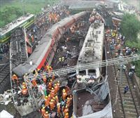 Ascienden a 288 los muertos por un accidente de tren en el este de la India