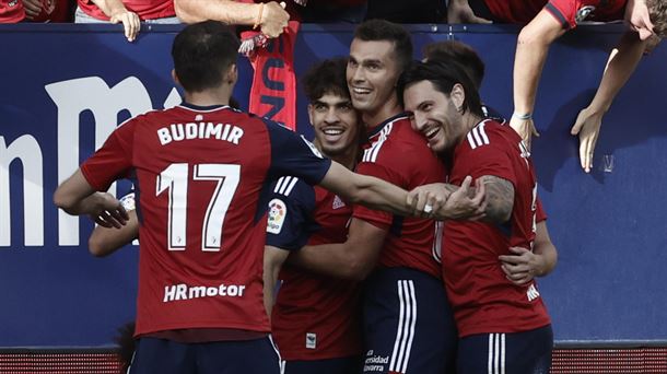 Jugadores de Osasuna celebran uno de los goles de Budimir