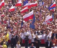 Miles de manifestantes protestan en Varsovia para exigir una Polonia democrática y europea