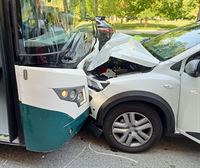 Una mujer de 65 años resulta herida grave tras chocar frontalmente contra un autobús en Pamplona