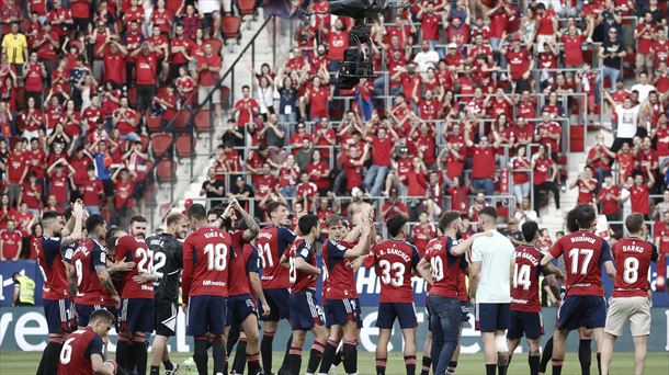 Jugadores y afición de Osasuna celebran, en El Sadar, la victoria del pasado domingo. Foto: EFE. 