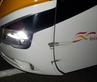 Dos pasajeros de un autobús evitan un accidente tras la indisposición del chófer en Cortes