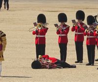 Hiru militar britainiar zorabiatu dira desfile batean, beroak jota, William printzearen aurrean 