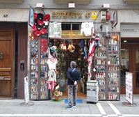 Tras 67 años al pie del cañón, la mítica tienda ''Souvenirs Estafeta'' cierra sus puertas