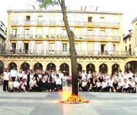 Baile de la corporación municipal y hoguera de San Juan en la Plaza de la Constitución de San Sebastián