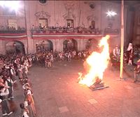 Las hogueras iluminan la noche en Euskal Herria en la víspera de San Juan