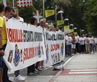 Ertzainek protesta egin dute Euskaldunaren atarian, sindikatuek eta 'Ertzainak gatazkan' kolektiboak deituta