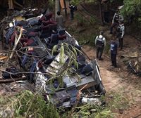 Fallecen 29 personas al caer un autobús por un barranco de 20 metros en México