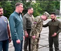 Zelenski homenajea a cinco comandantes del batallón Azov, provocando la denuncia de Rusia