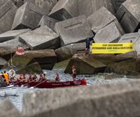 Greenpeacek pankarta bat zabaldu du Zierbenan, Petronorrek kirola zikintzen duela salatzeko