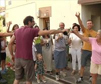 Familiares y amigos celebran la victoria de Jon Izagirre por todo lo alto en Ormaiztegi y Salvatierra