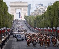 Francia celebra su fiesta nacional con el tradicional desfile militar en los Campos Elíseos