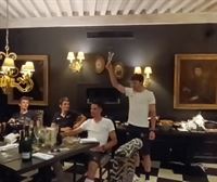 Jon Izagirre celebra la victoria brindando al son de ''Um Ble Ble'' con sus compañeros de Cofidis