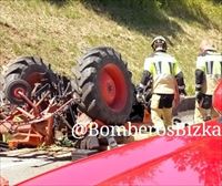 Fallece un hombre en Mundaka tras volcar su tractor y caer sobre la BI-2235