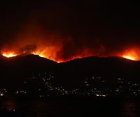 Varios focos del incendio de Rodas siguen fuera de control