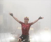 Demi Vollering irrumpe entre la niebla del Tourmalet y sentencia el Tour