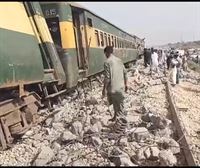 Tren istripu batek dozenaka hildako eta 80 zauritu baino gehiago utzi ditu Pakistanen