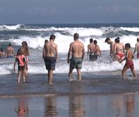 Cambio en el protocolo de playas donostiarras para prohibir el baño por la presencia de carabelas portuguesas