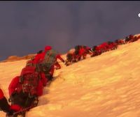 Un sherpa agoniza en la nieve y decenas de alpinistas pasan por encima intentando alcanzar la cima del K2