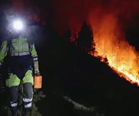 El fuego en Tenerife afecta ya a 2.600 hectáreas y tiene un diámetro de 31 kilómetros