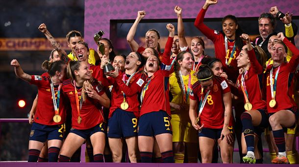 Las jugadoras de la selección española, con la Copa del Mundo. Foto: EFE