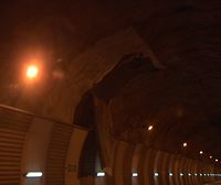 Una de las chapas del revestimiento del túnel de Belabieta se desprende, a la altura de Villabona