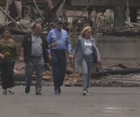 Biden promete ayuda a los supervivientes de los incendios en Hawái durante su visita a la isla de Maui