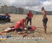 Socorristas practican un rescate en la playa de la Zurriola