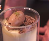 ‘Panna cotta’ con cobertura crujiente y helado de chocolate