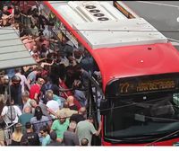 Decenas de personas empujan un Bilbobus para liberar a una mujer atrapada bajo el vehículo