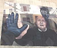La icónica fotografía de la pandemia de un nieto a su abuelo se convierte en mural en Navarra