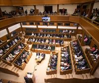 PNV y EH Bildu denuncian en el Parlamento las sentencias que atentan contra la revitalización del euskera