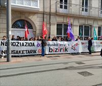 Ertzainas y trabajadores de Eusko Irratia piden frente al Parlamento Vasco mejorar las condiciones laborales