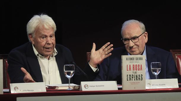 El expresidente del Gobierno español Felipe González y el exvicepresidente Alfonso Guerra. Foto: EFE
