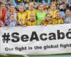 España y Suecia posan con una pancarta con el lema 'Se Acabó. Nuestra lucha es la lucha global'