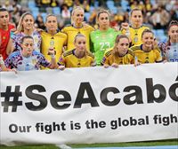 España y Suecia posan con una pancarta con el lema 'Se Acabó. Nuestra lucha es la lucha global'