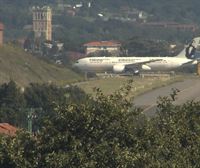 Un Boeing 787-8, joya de la industria aeronáutica, trae a Bilbao a gran parte del equipo de la serie ‘Nada’