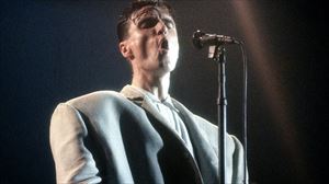David Byrne, Talking Heads taldeko abeslaria. 'Stop Making Sense' dokumentaleko irudia