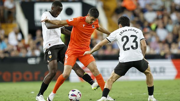 Un gran gol de Carlos Fernández da tres puntos de oro a la Real en Valencia (0-1)
