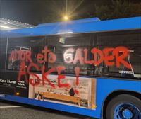 Encartelan y hacen pintadas en un autobús de línea de San Sebastián