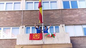 Detenidos Zelaia y Barbado tras aparecer en el balcón del Gobierno Militar de Vitoria