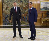 Felipe VI recibe a Pedro Sánchez en su despacho del Palacio de la Zarzuela