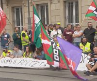 Una protesta de los trabajadores de las ambulancias corta la circulación del tranvía de Vitoria-Gasteiz