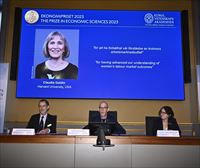 Claudia Goldinek Ekonomiaren Nobel saria jaso du, emakumeen lan-merkatua ulertarazteko egindako ekarpenagatik