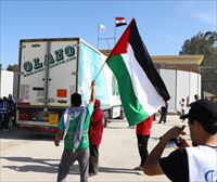Itxi dute Rafahko pasabidea, laguntza humanitarioa zeramaten 20 kamioiak Gazan hustu ostean