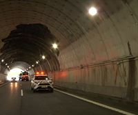 Un desprendimiento en el túnel de Ikaztegieta ha dejado largas retenciones en la N-1